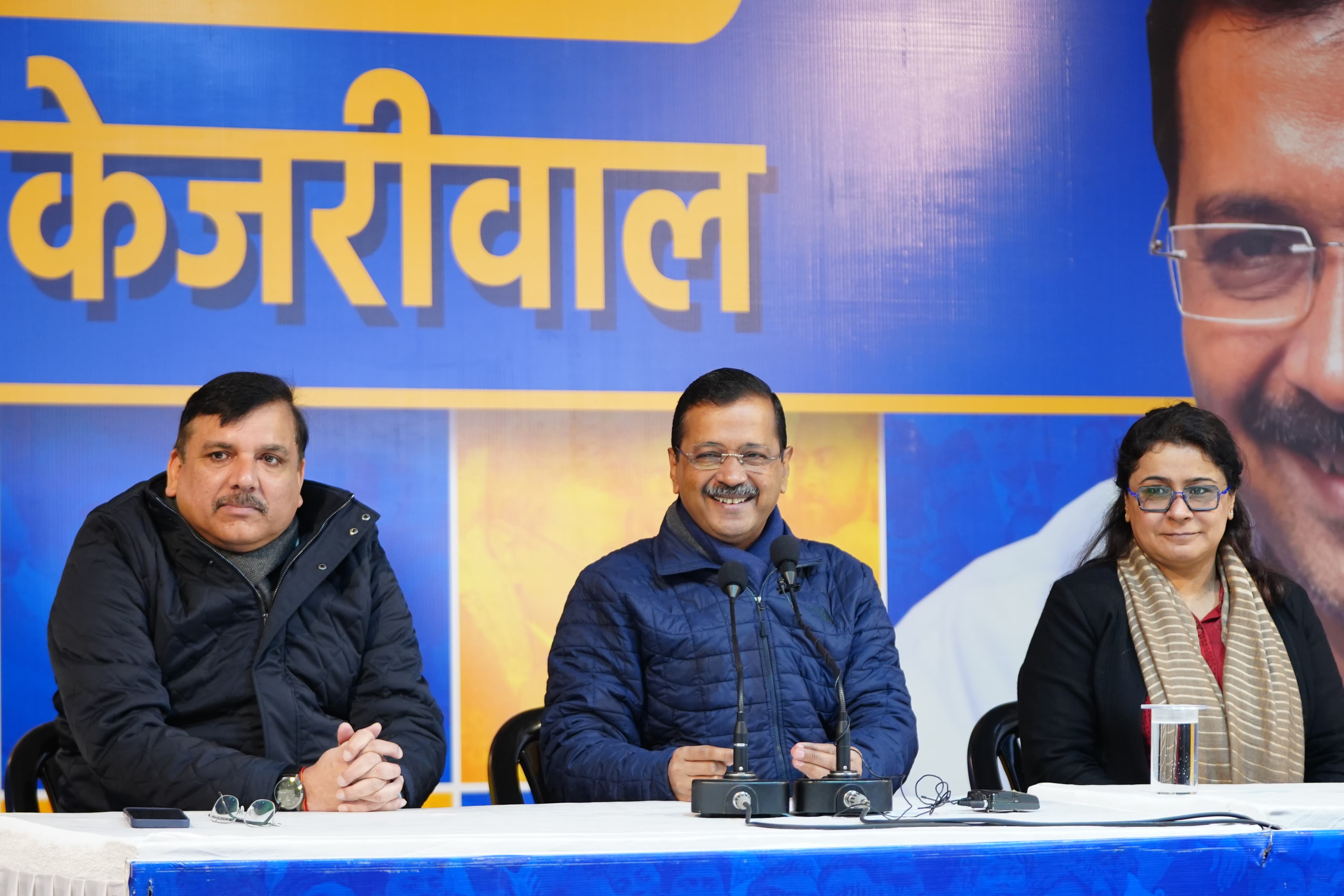 पत्रकार वार्ता को संबोधित करते केजरीवाल, संजय सिंह