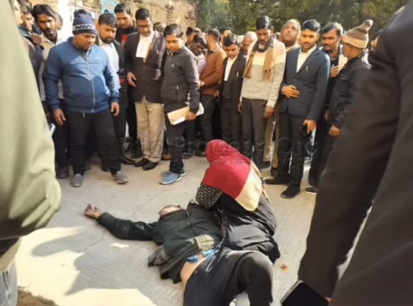 कोर्ट की तीसरी मंजिल से कैदी ने लगाई छलांग कोर्ट की तीसरी मंजिल से कैदी ने लगाई छलांग