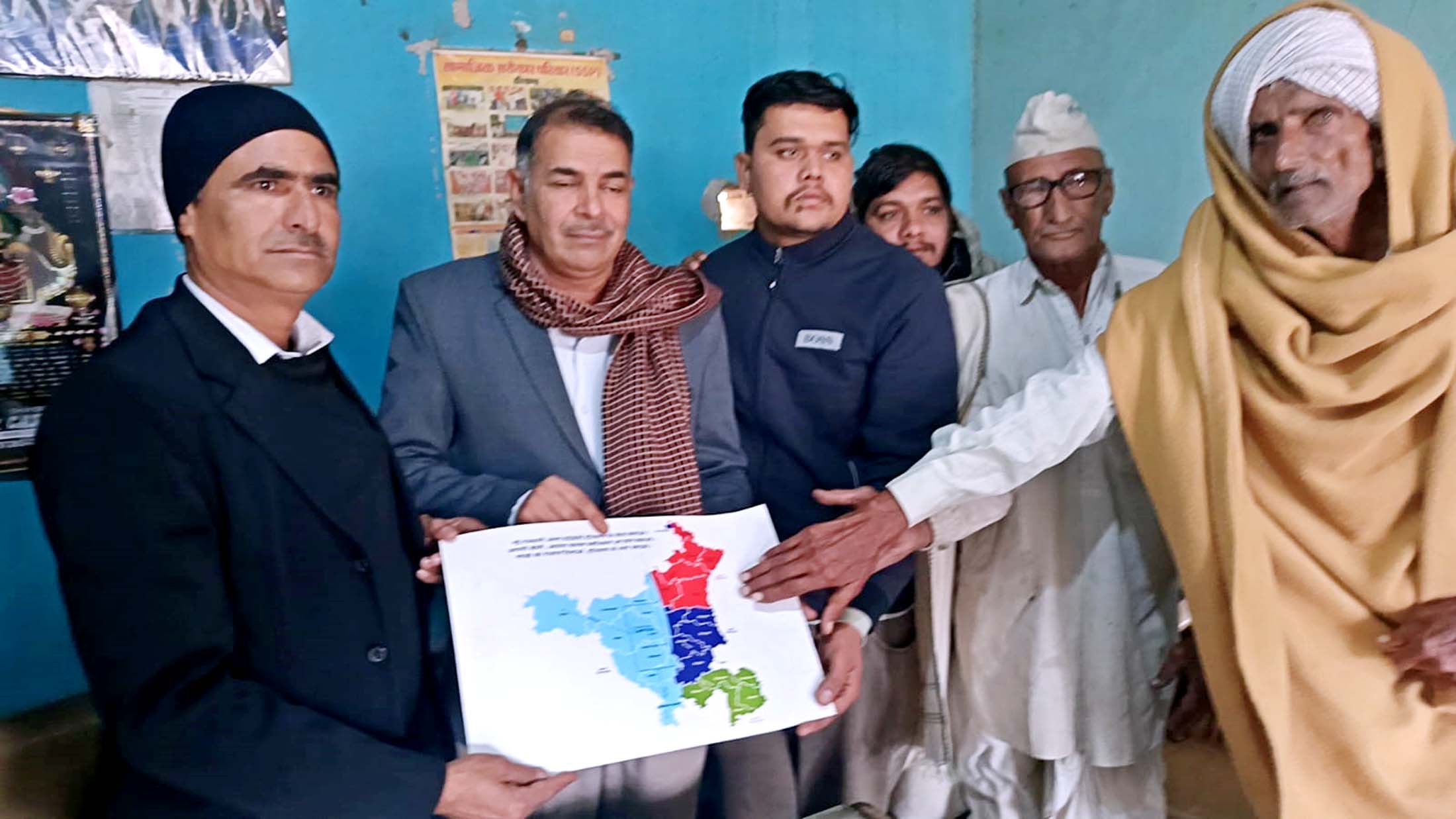 लोगों को रैली के लिए निमंत्रण देते हुए। लोगों को रैली के लिए निमंत्रण देते हुए।