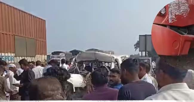 पुणे में दो वाहनों की टक्कर पुणे में दो वाहनों की टक्कर