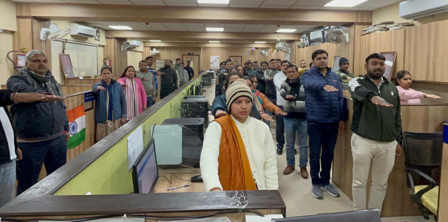 फोटो नंबर-09: गुरुग्राम के लघु सचिवालय परिसर में भारतीय संविधान की प्रस्तावना का वाचन में शपथ लेते कर्मचारी। फोटो नंबर-09: गुरुग्राम के लघु सचिवालय परिसर में भारतीय संविधान की प्रस्तावना का वाचन में शपथ लेते कर्मचारी।