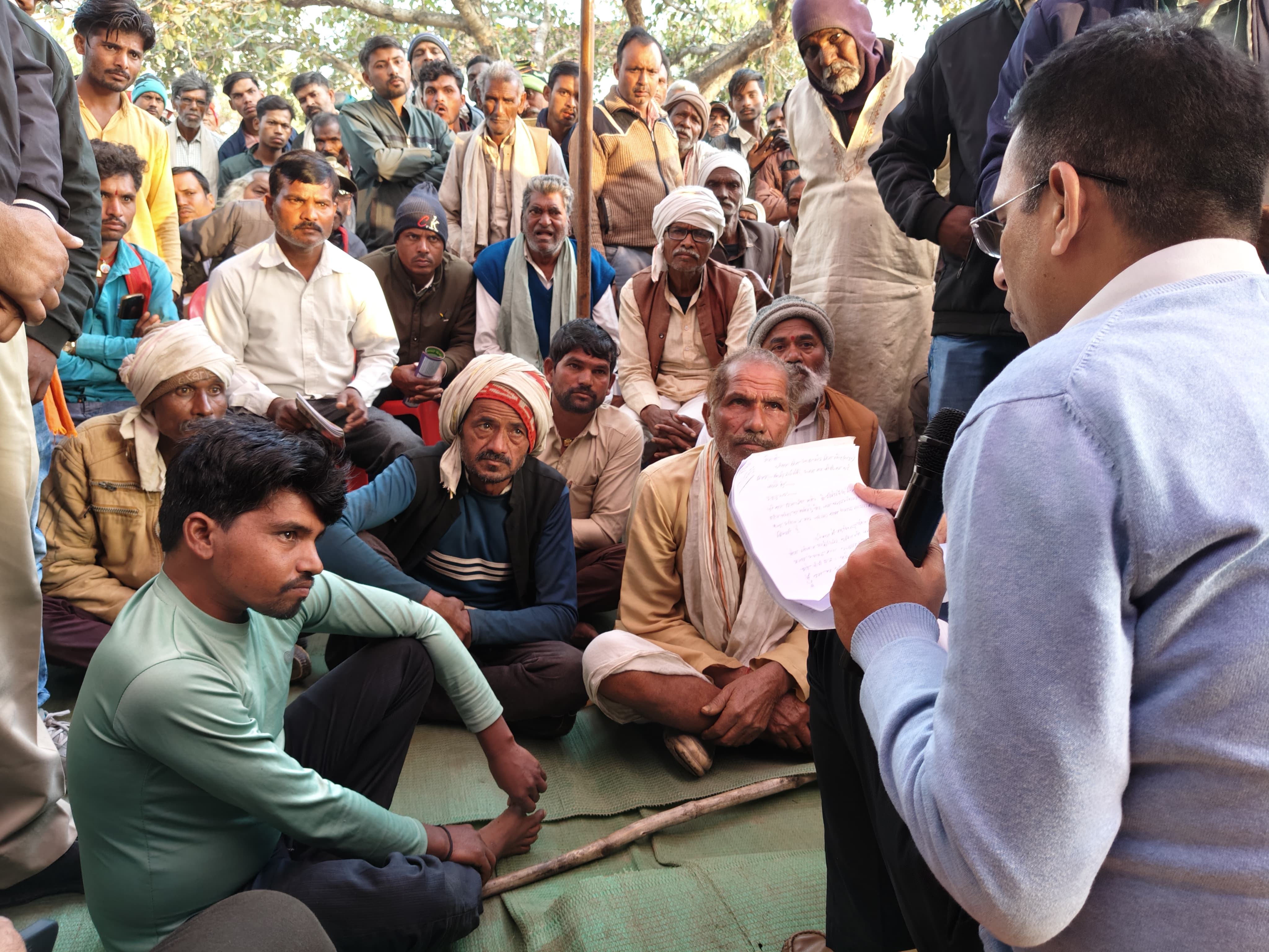 दमोह-कलेक्टर कोचर की गांव में रात्रि चौपाल ग्रामीणों की सुनी दमोह-कलेक्टर कोचर की गांव में रात्रि चौपाल ग्रामीणों की सुनी