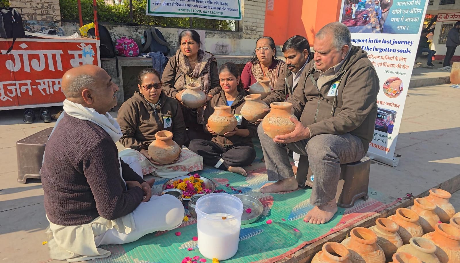 गंगा में लावारिसों का अस्थि विसजन करते हुए गंगा में लावारिसों का अस्थि विसजन करते हुए