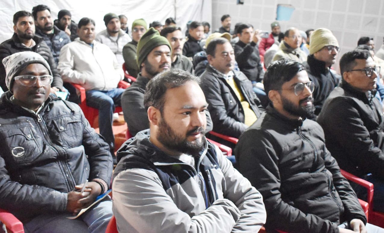 गोपेश्वर में निकाय चुनाव के मतगणना कार्मिकों का प्रशिक्षण लेते हुए कार्मिक। गोपेश्वर में निकाय चुनाव के मतगणना कार्मिकों का प्रशिक्षण लेते हुए कार्मिक।