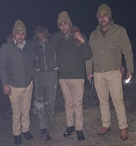 मुठभेड़ में घायल अभियुक्त को लेकर जाती पुलिस मुठभेड़ में घायल अभियुक्त को लेकर जाती पुलिस