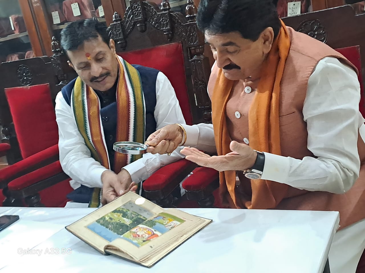 आईटी सुरक्षा उद्योगपति ज्ञानप्रकाश सिंह कुलपति प्रो. बिहारी लाल शर्मा के साथ: फोटो बच्चा गुप्ता आईटी सुरक्षा उद्योगपति ज्ञानप्रकाश सिंह कुलपति प्रो. बिहारी लाल शर्मा के साथ: फोटो बच्चा गुप्ता