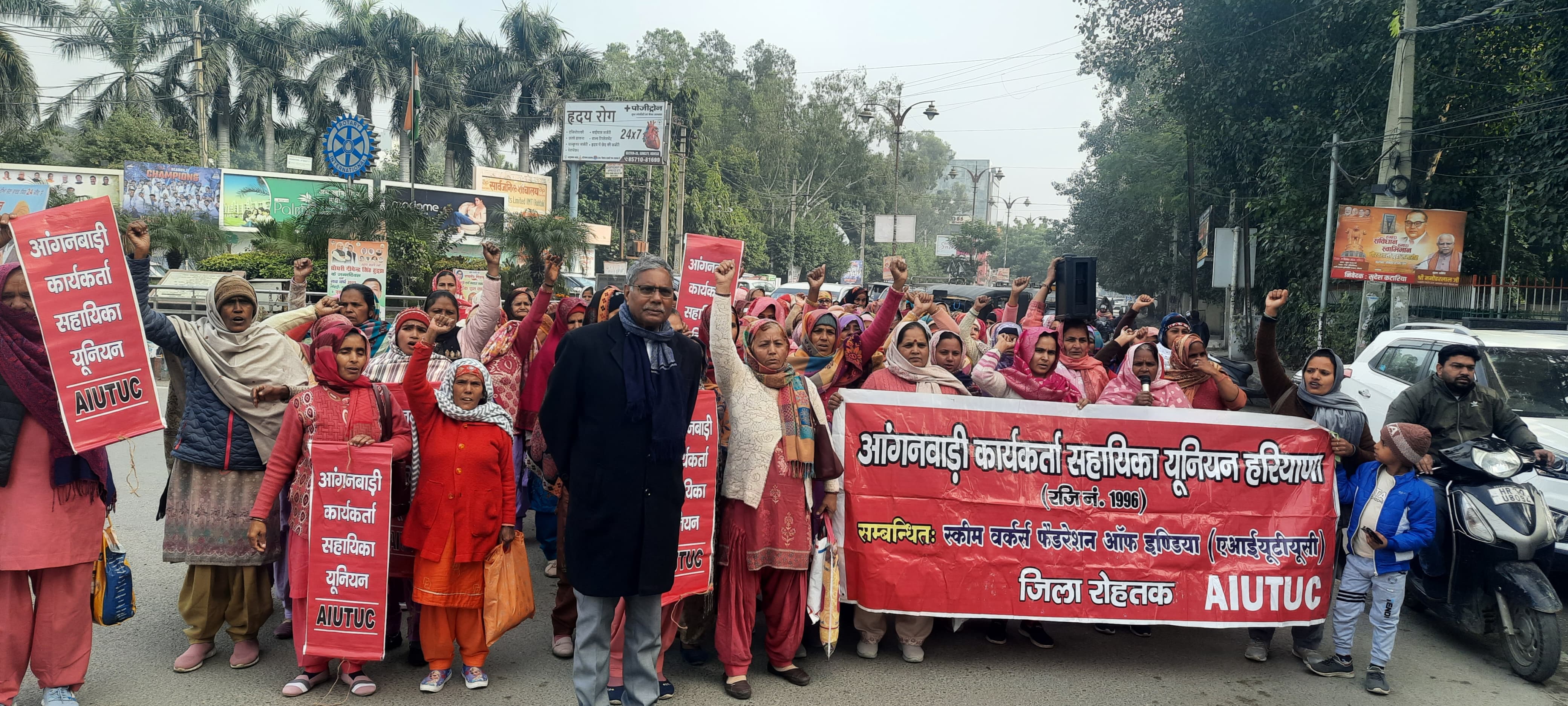 फोटो कैप्शन 17आरटीके3ः शहर में आंगनवाडी वर्कर्स अपनी मांगों को लेकर प्रदर्शन करते। ------------- फोटो कैप्शन 17आरटीके3ः शहर में आंगनवाडी वर्कर्स अपनी मांगों को लेकर प्रदर्शन करते। -------------
