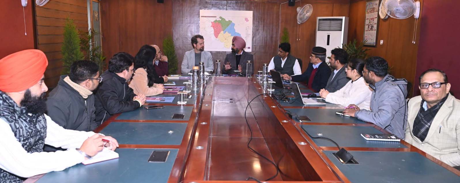 फोटो नंबर-05: गुरुग्राम नगर निगम में नॉर्वे के प्रतिनिधिमंडल के साथ बैठक करते अतिरिक्त निगमायुक्त डा. बलप्रीत सिंह। फोटो नंबर-05: गुरुग्राम नगर निगम में नॉर्वे के प्रतिनिधिमंडल के साथ बैठक करते अतिरिक्त निगमायुक्त डा. बलप्रीत सिंह।