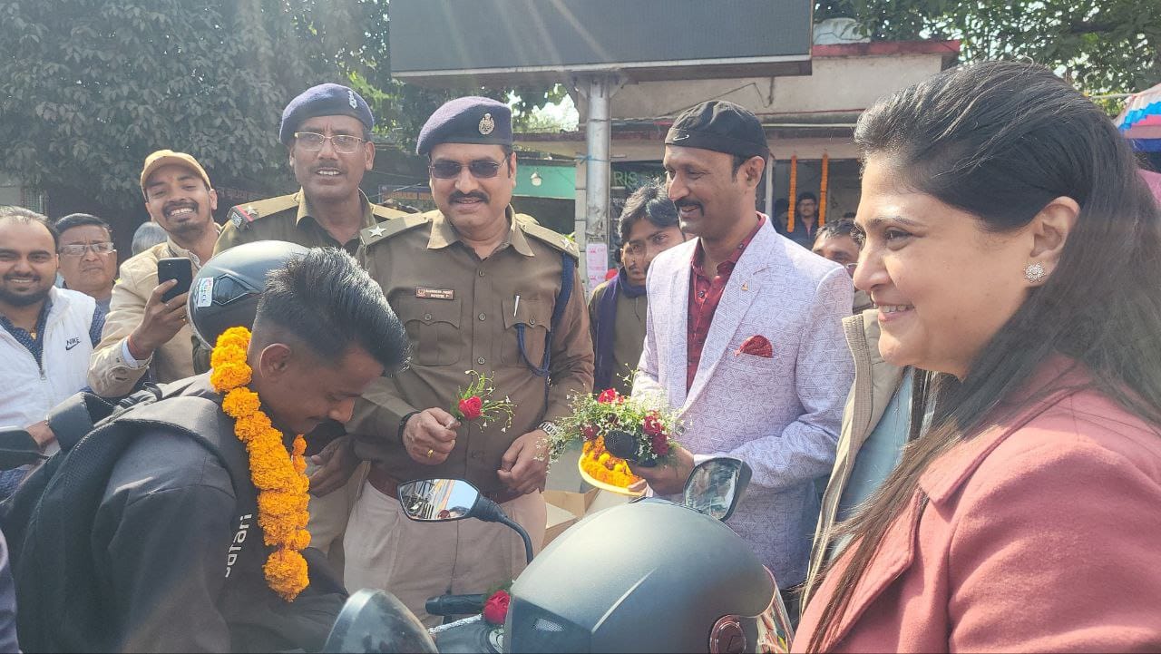 फाइन की जगह फूल देते अधिकारी फाइन की जगह फूल देते अधिकारी