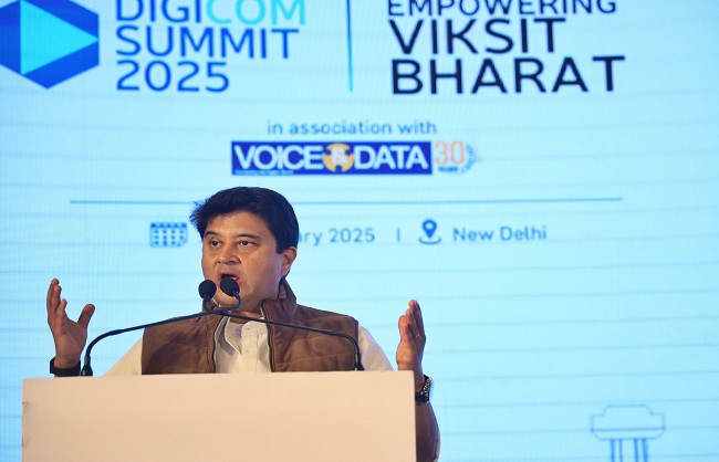 कार्यक्रम को संबोधित करते हुए संचार मंत्री ज्योतिरादित्य सिंधिया कार्यक्रम को संबोधित करते हुए संचार मंत्री ज्योतिरादित्य सिंधिया