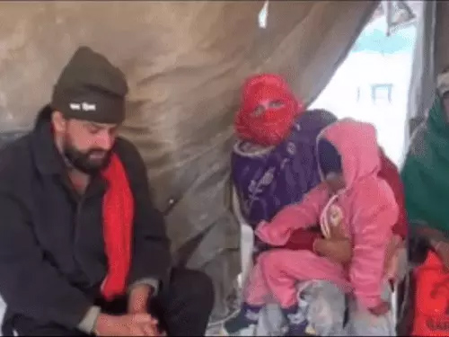 फोटो, कैप्शनः आरटीकेः 6 रोहतक में अपनी बेटी के साथ नवीन जयहिंद से मिलते हुए महिला। फोटो, कैप्शनः आरटीकेः 6 रोहतक में अपनी बेटी के साथ नवीन जयहिंद से मिलते हुए महिला।
