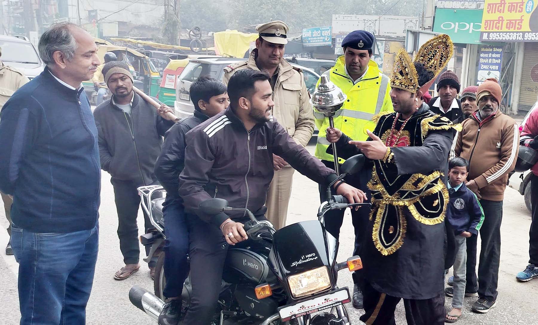 फोटो नंबर-04: गुरुग्राम में वाहन चालकों को यातायात नियमों के प्रति जागरुक करते यमराज बने कलाकार। फोटो नंबर-04: गुरुग्राम में वाहन चालकों को यातायात नियमों के प्रति जागरुक करते यमराज बने कलाकार।