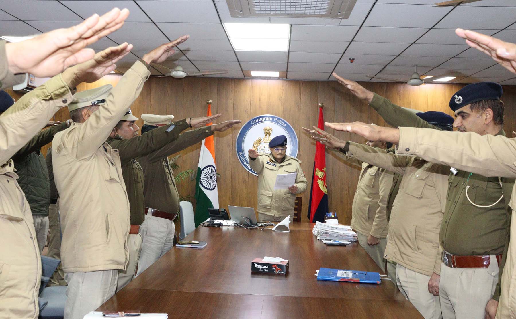 फोटो नंबर-03: गुरुग्राम में संविधान के प्रति सम्मान की शपथ लेते पुलिस अधिकारी व कर्मचारी।