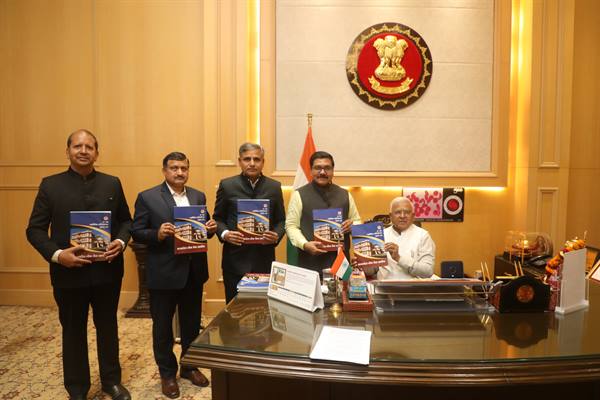 आयोग के पदाधिकारियों ने राजभवन में की सौजन्य भेंट आयोग के पदाधिकारियों ने राजभवन में की सौजन्य भेंट