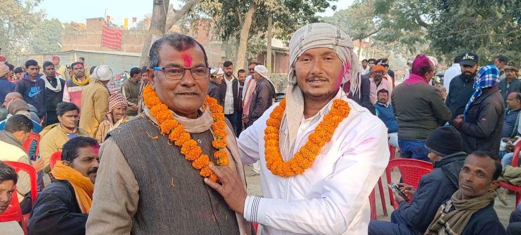 पैक्स में विजयी प्रत्याशी को माला पहनाते समर्थक पैक्स में विजयी प्रत्याशी को माला पहनाते समर्थक