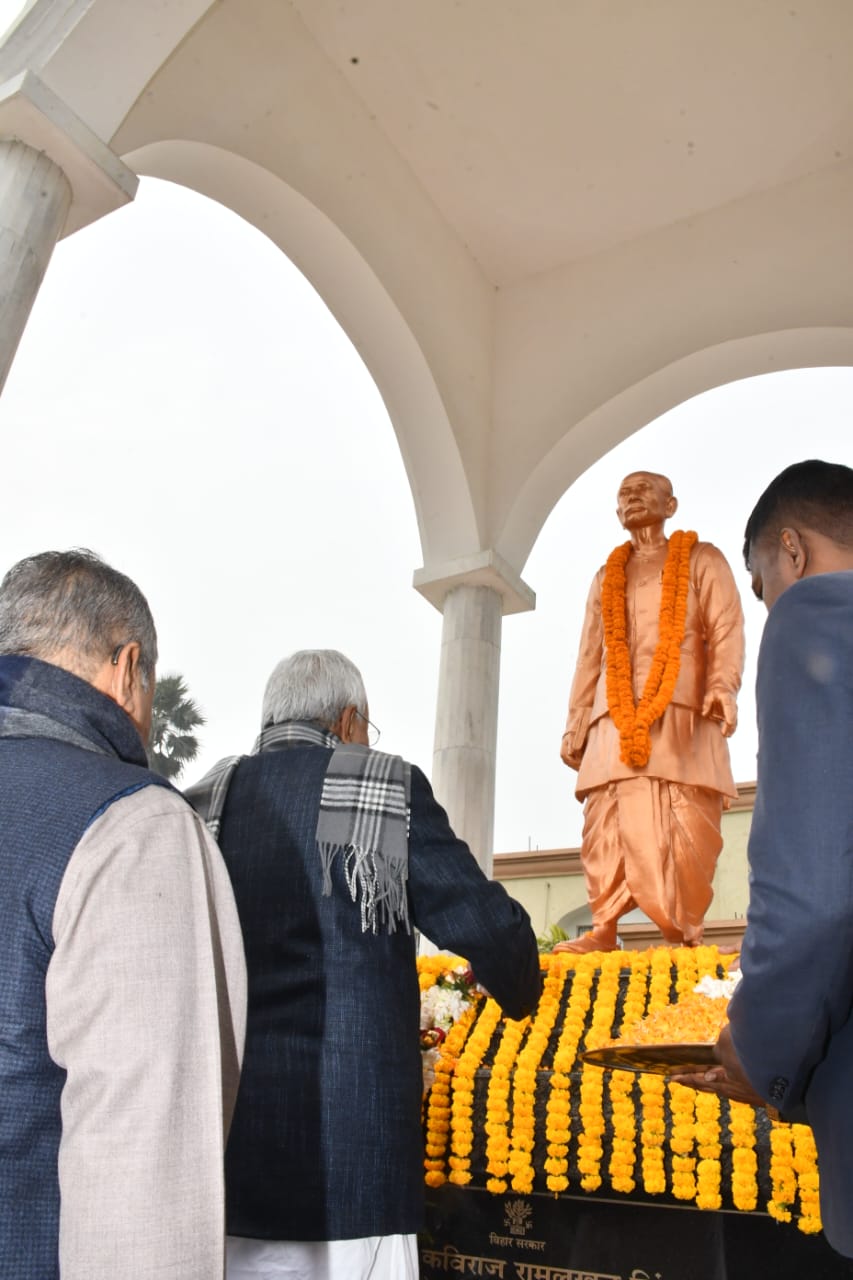 मुख्यमंत्री शहिदों को श्रद्धांजलि देते मुख्यमंत्री शहिदों को श्रद्धांजलि देते