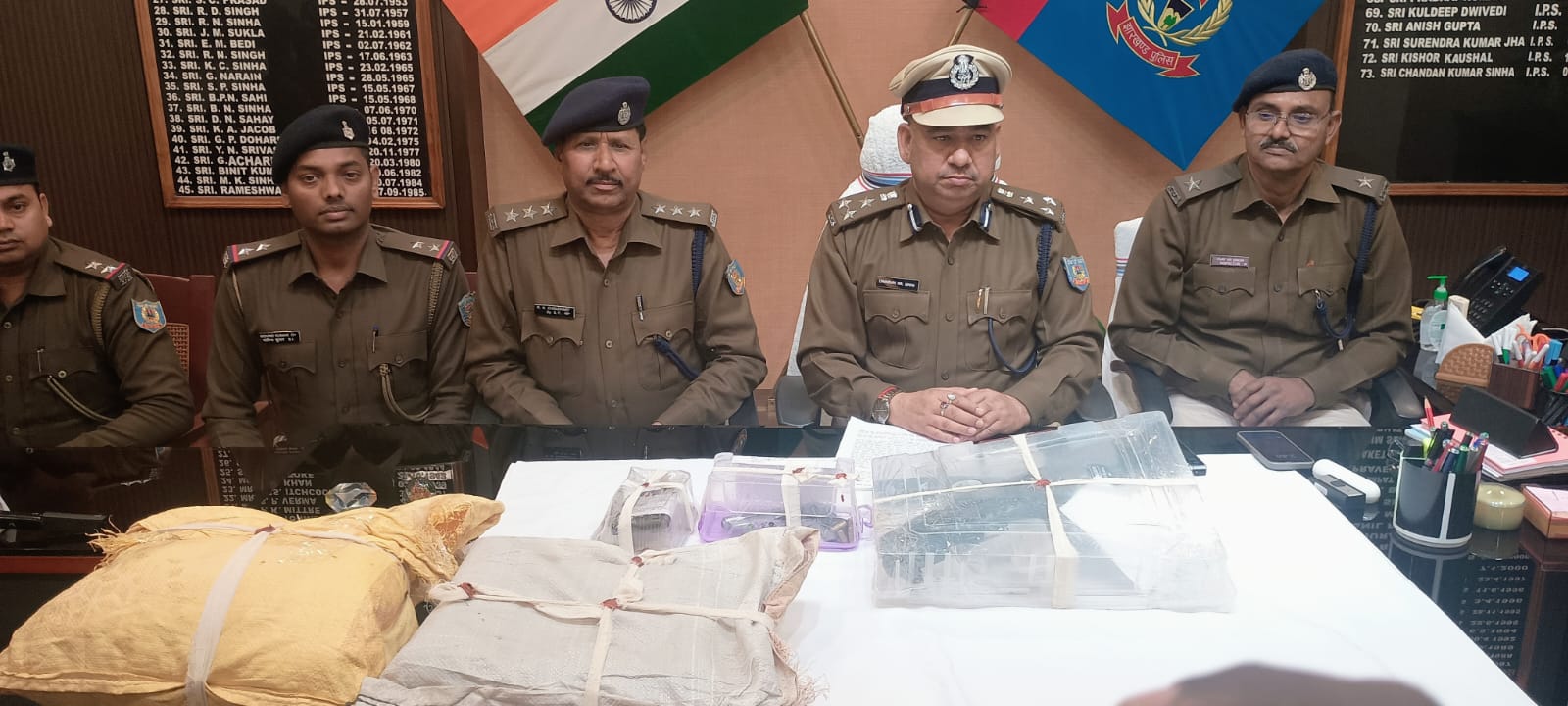 प्रेस कॉन्फ्रेंस की तस्वीर प्रेस कॉन्फ्रेंस की तस्वीर