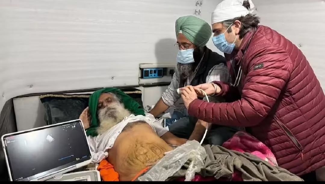 पंजाब के खनाैरी में किसान नेता डल्लेवाल की जांच करते डाक्टर पंजाब के खनाैरी में किसान नेता डल्लेवाल की जांच करते डाक्टर