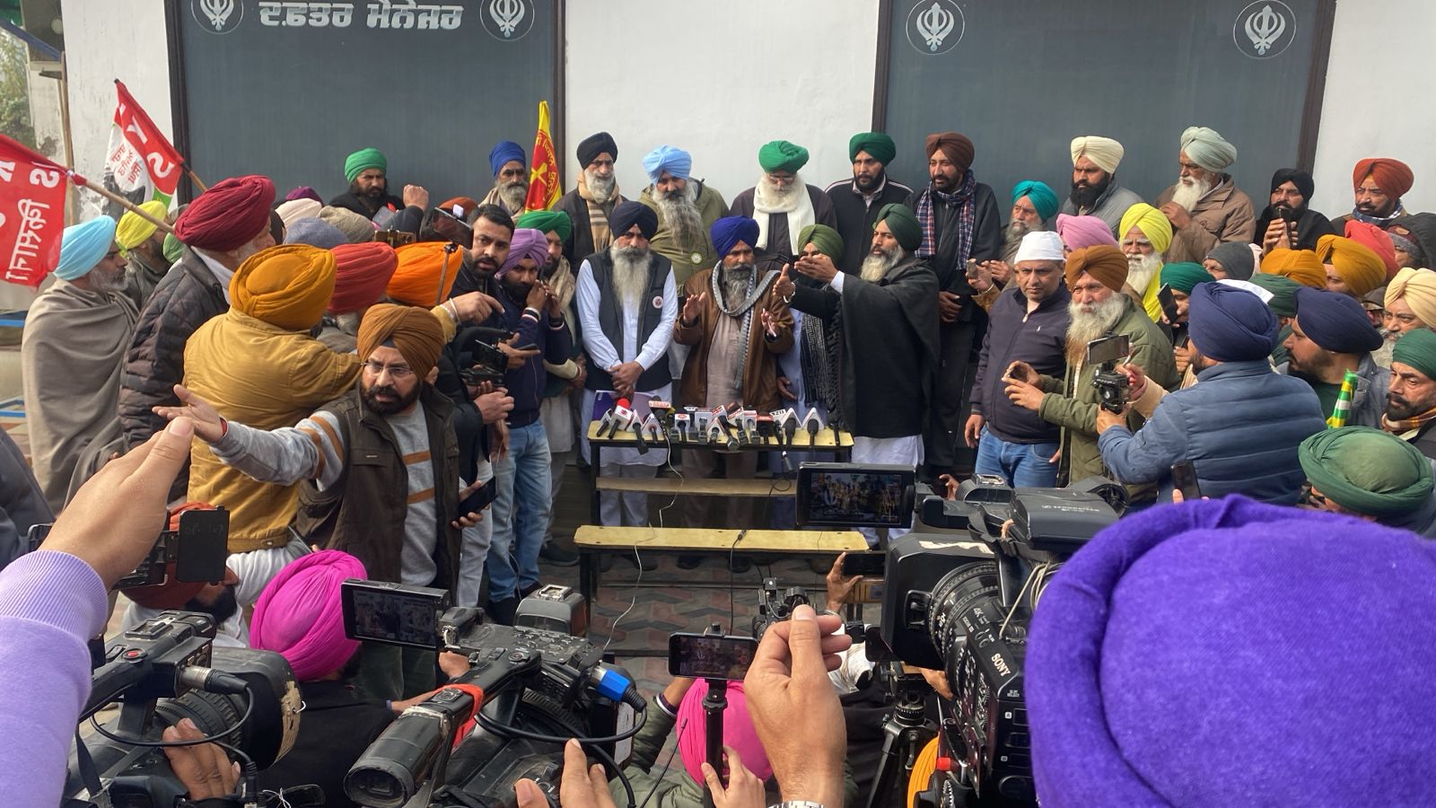 पंजाब के पटियाला में संयुक्त बैठक के बाद पत्रकाराें से बातचीत करते किसान प्रतिनिधि पंजाब के पटियाला में संयुक्त बैठक के बाद पत्रकाराें से बातचीत करते किसान प्रतिनिधि