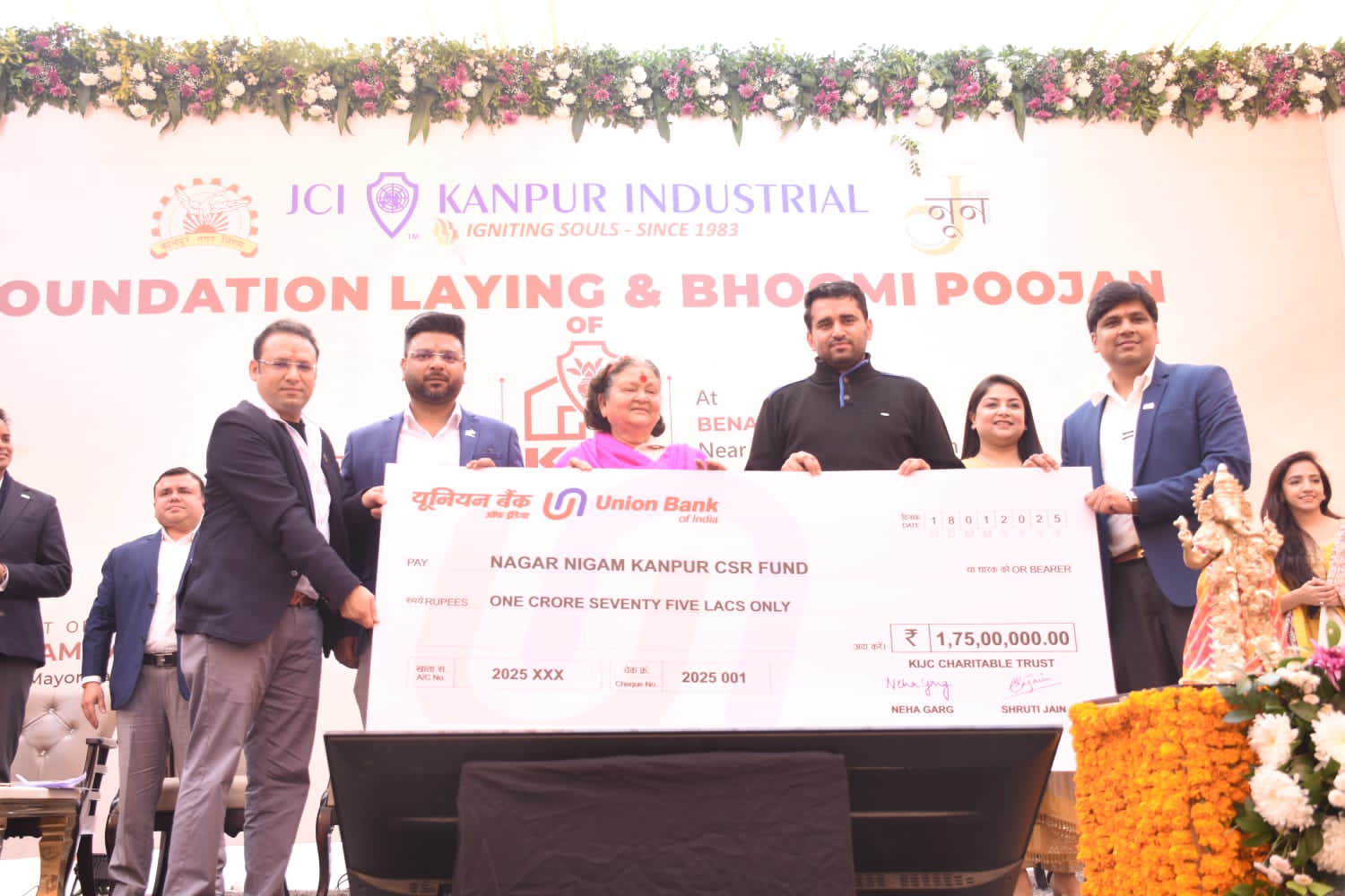 नगर निगम को चेक के रूप में धनराशि प्रदान करते जेसीआई सदस्य