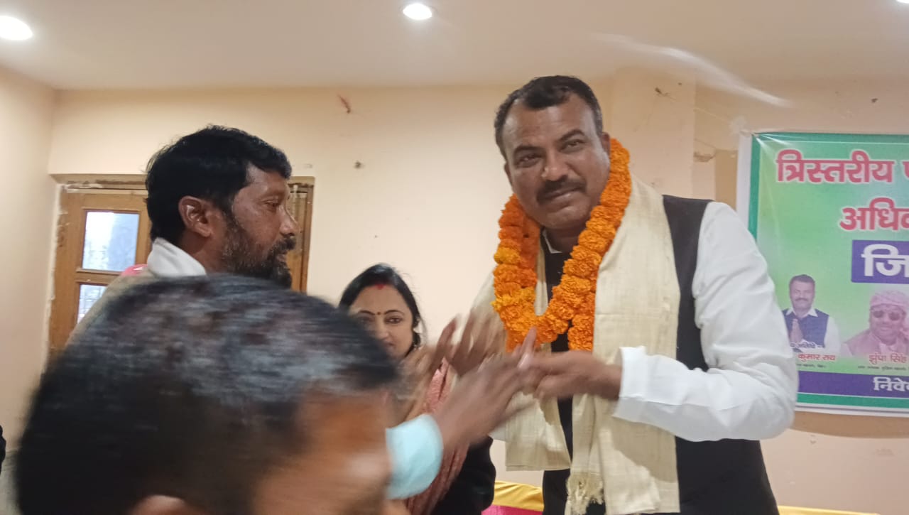 अतिथि का स्वागत करते लोग अतिथि का स्वागत करते लोग