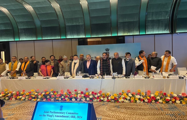 वक्फ संसोधन बिधेयक की बैठक करते जगदबिका पाल वक्फ संसोधन बिधेयक की बैठक करते जगदबिका पाल