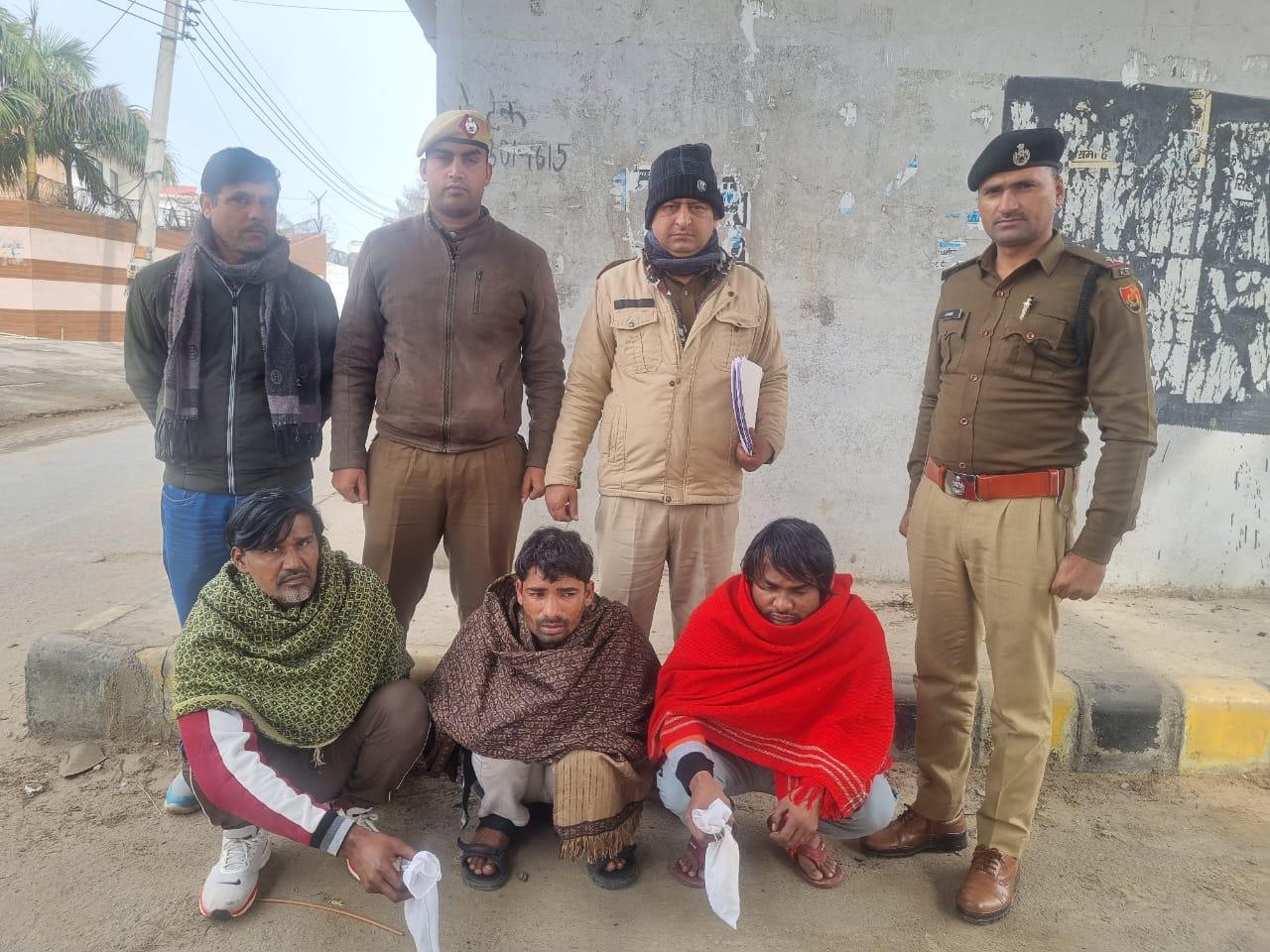 पुलिस की गिरफ्त में तीनों आरोपित। पुलिस की गिरफ्त में तीनों आरोपित।