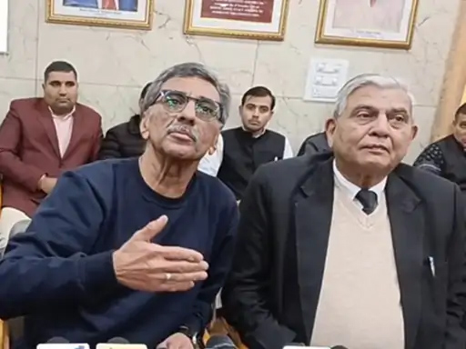 फोटो कैप्शनः 18 आरटीके3 जिला बार एसोसिएशन के चुनाव को लेकर पत्रकार वार्ता करते हुए वकील। फोटो कैप्शनः 18 आरटीके3 जिला बार एसोसिएशन के चुनाव को लेकर पत्रकार वार्ता करते हुए वकील।