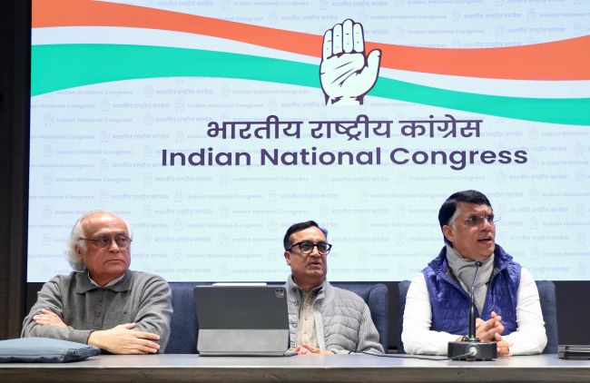 नई दिल्लीः कांग्रेस के नए मुख्यालय इंदिरा भवन में प्रेस वार्ता को सम्बोधित करते पार्टी के वरिष्ठ नेता जयराम रमेश, अजय माकन और पवन खेड़ा नई दिल्लीः कांग्रेस के नए मुख्यालय इंदिरा भवन में प्रेस वार्ता को सम्बोधित करते पार्टी के वरिष्ठ नेता जयराम रमेश, अजय माकन और पवन खेड़ा