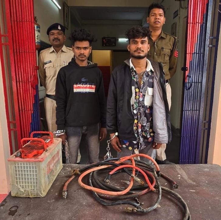 सिटी कोतवाली में गिरफ्तार आरोपित व जब्त बैटरी तथा केबल। सिटी कोतवाली में गिरफ्तार आरोपित व जब्त बैटरी तथा केबल।