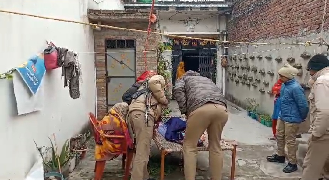 घर पर पहुंची पुलिस जांच करते हुए घर पर पहुंची पुलिस जांच करते हुए