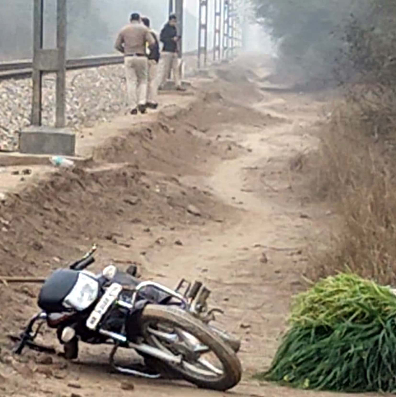 गोली लगने से घायल युवक की मौके पर पड़ी मोटरसाइकिल।