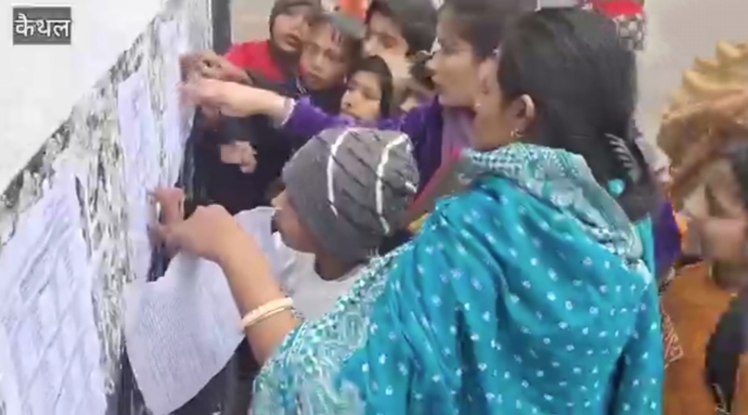 प्रवेश परीक्षा में शामिल होने के लिए अपने रोल नंबरों की जांच करते हुए छात्र-छात्राएं प्रवेश परीक्षा में शामिल होने के लिए अपने रोल नंबरों की जांच करते हुए छात्र-छात्राएं