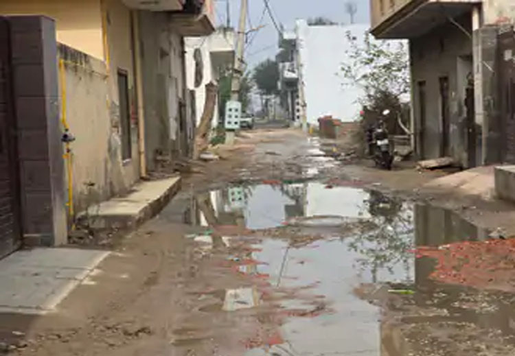 18 Snp-1  सोनीपत: मयूर विहार स्थित अर्जुन अवॉर्डी         ओलंपिक खिलाड़ी अभिषेक नैन के घर के बाहर सीवरेज का गंदा पानी भरा हुआ