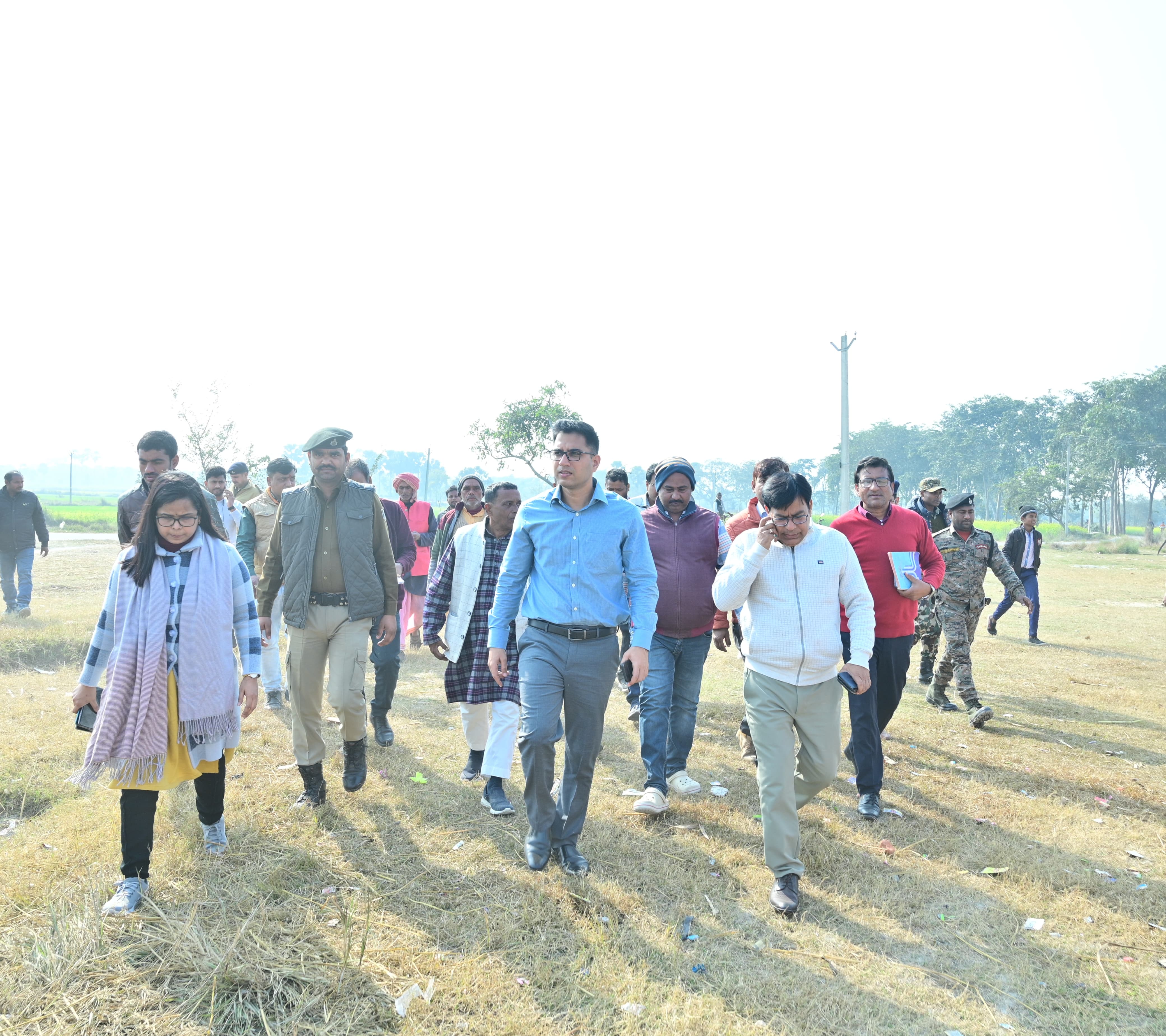 निर्माण स्थल का निरीक्षण करते डीएम व अन्य अधिकारी निर्माण स्थल का निरीक्षण करते डीएम व अन्य अधिकारी