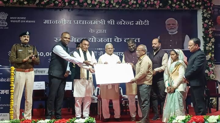 राज्यपाल द्वारा हितग्राहियों को प्रदान किए गए सम्पत्ति कार्ड राज्यपाल द्वारा हितग्राहियों को प्रदान किए गए सम्पत्ति कार्ड