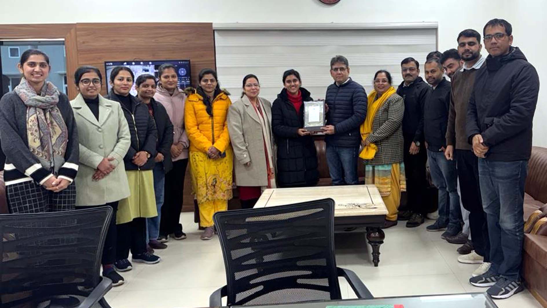 कार्यशाला में पहुंची इंडियाना विश्वविद्यालय की प्रतिभा गांधी का स्वागत करते कॉलेज स्टाफ। कार्यशाला में पहुंची इंडियाना विश्वविद्यालय की प्रतिभा गांधी का स्वागत करते कॉलेज स्टाफ।