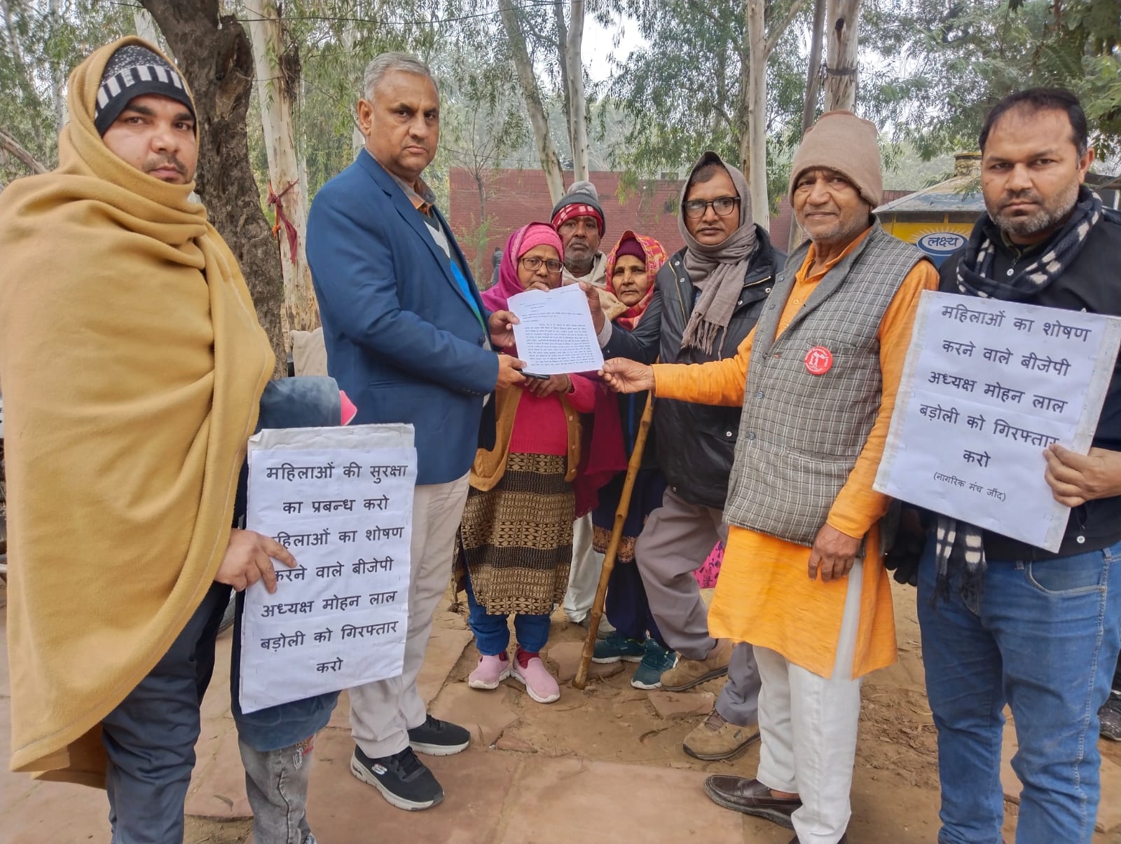 ज्ञापन सौंपते हुए जनसंगठनों के प्रतिनिधि। ज्ञापन सौंपते हुए जनसंगठनों के प्रतिनिधि।