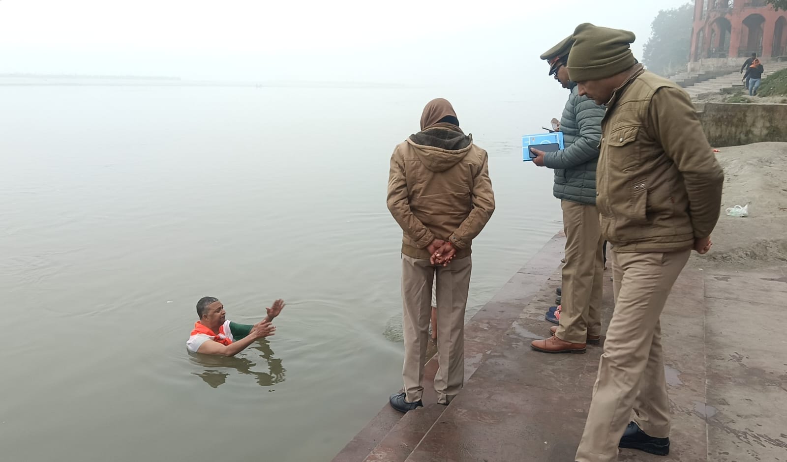 राष्ट्रीय अध्यक्ष से प्रदर्शन समाप्त करने  का आग्रह करती पुलिस