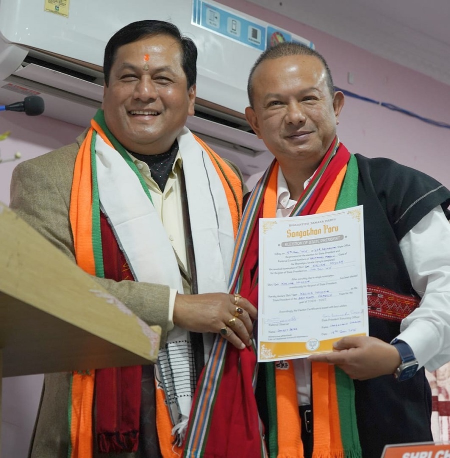 निर्विरोध अरुणाचल प्रदेश भाजपा के अध्यक्ष चुने गए कलिंग मोयोंग का स्वागत करते केंद्रीय मंत्री सर्बानंद सोनोवाल। निर्विरोध अरुणाचल प्रदेश भाजपा के अध्यक्ष चुने गए कलिंग मोयोंग का स्वागत करते केंद्रीय मंत्री सर्बानंद सोनोवाल।