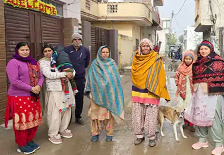 18 Snp-1  सोनीपत: मयूर विहार स्थित अर्जुन अवॉर्डी         ओलंपिक खिलाड़ी अभिषेक नैन के घर के बाहर सीवरेज का गंदा पानी भरा हुआ