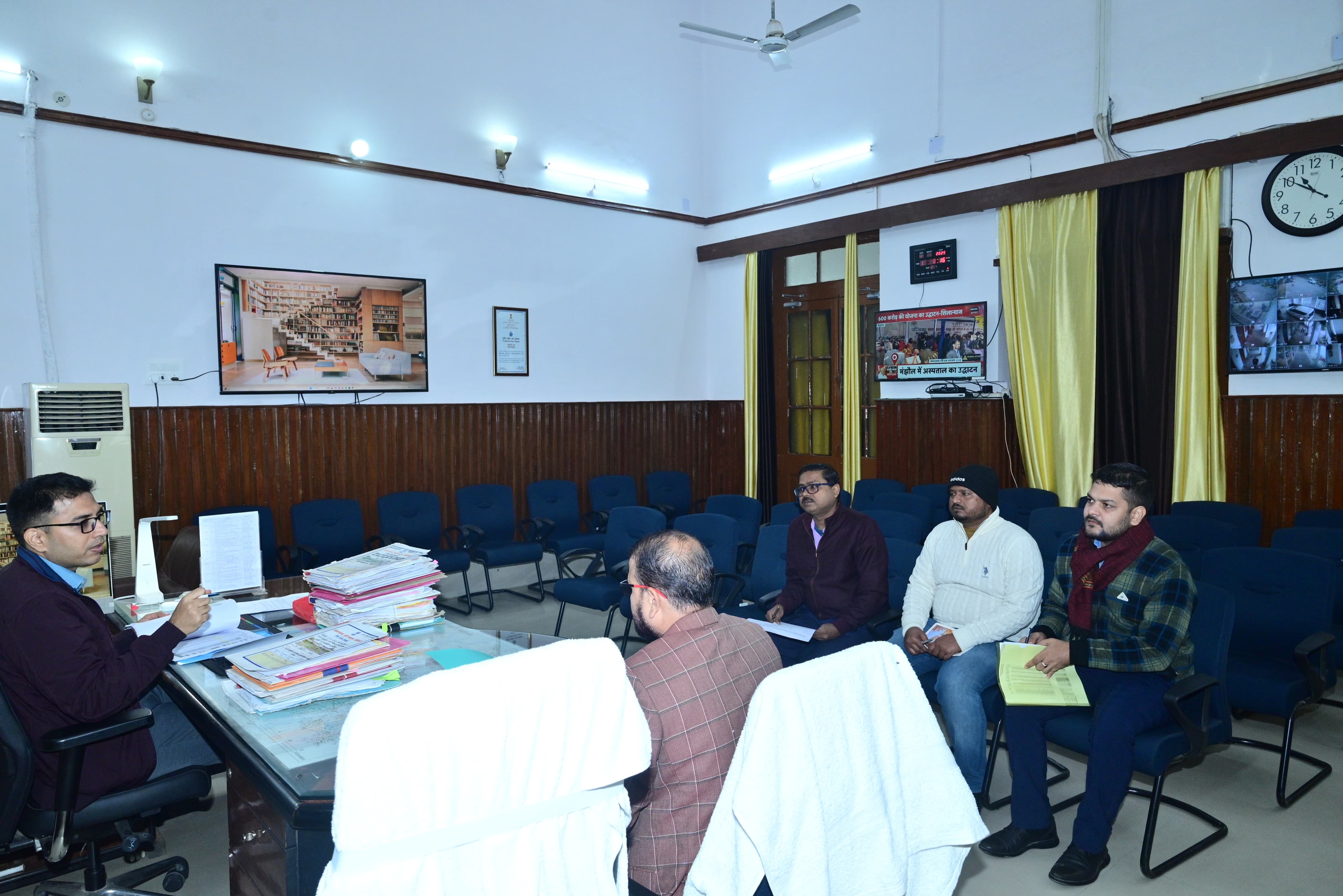 जिला अधिप्राप्ति टास्क फोर्स की बैठक करते डीएम व अन्य