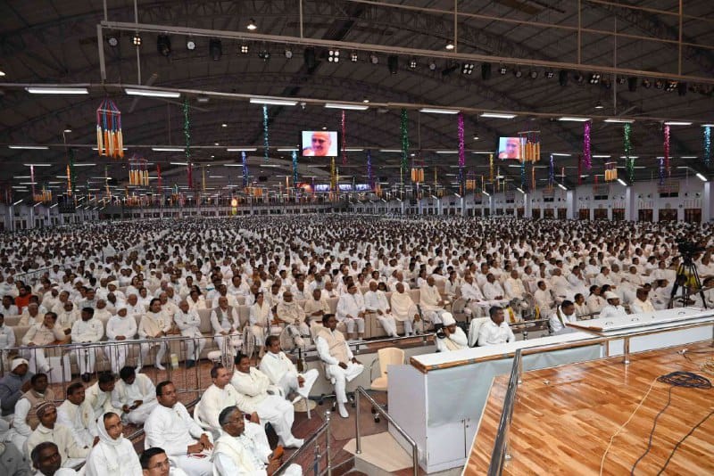 ब्रह्मा बाबा की पुण्य स्मृति दिवस पर डायमंड हाल में मौजूद 15 हजार से अधिक लोग। ब्रह्मा बाबा की पुण्य स्मृति दिवस पर डायमंड हाल में मौजूद 15 हजार से अधिक लोग।