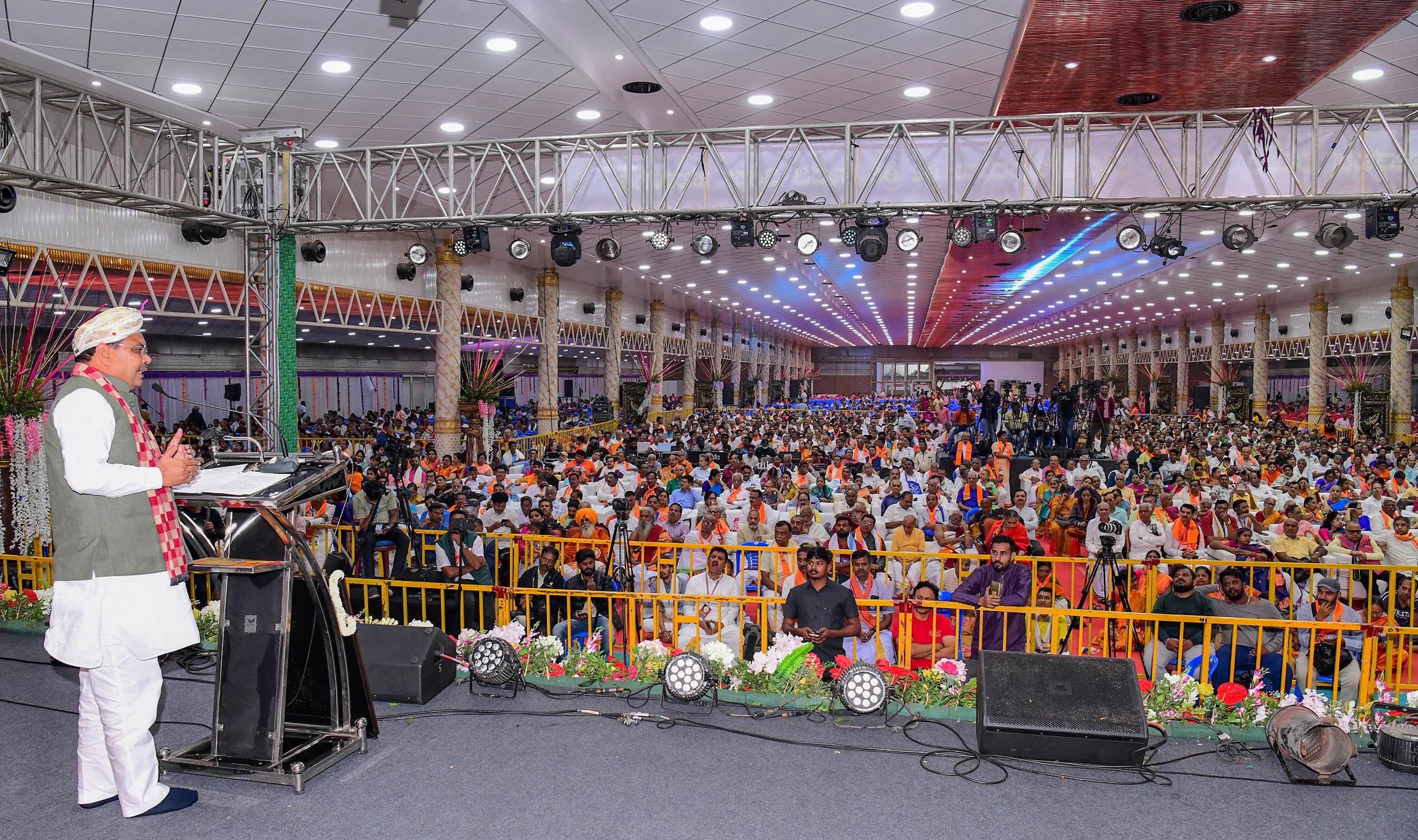 बेंगलुरू में सुवर्णा समब्रह्म और 11वां राज्यस्तरीय ब्राह्मण सम्मेलन काे संबाेधित करते सीएम बेंगलुरू में सुवर्णा समब्रह्म और 11वां राज्यस्तरीय ब्राह्मण सम्मेलन काे संबाेधित करते सीएम