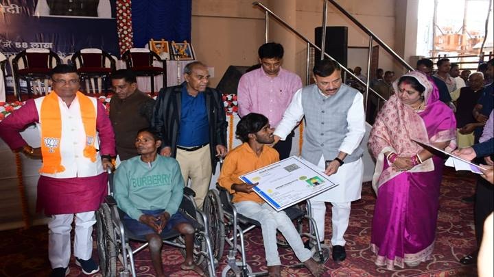 हितग्राहियों को अधिकार अभिलेख का वितरण हितग्राहियों को अधिकार अभिलेख का वितरण