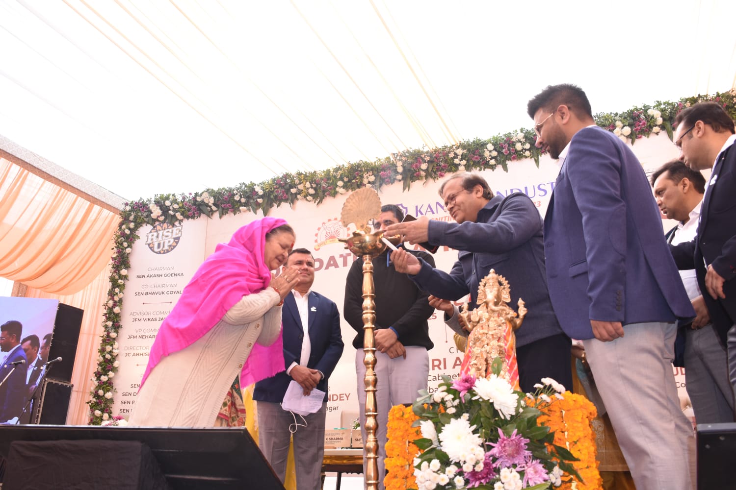 कार्यक्रम के दौरान नगर निगम अधिकारी व महापौर कार्यक्रम के दौरान नगर निगम अधिकारी व महापौर