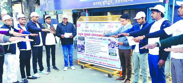 लोगों को जागरूक करते हुए लोगों को जागरूक करते हुए