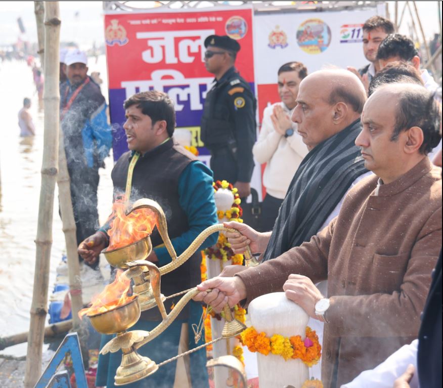 आरती करते राजनाथ सिंह आरती करते राजनाथ सिंह