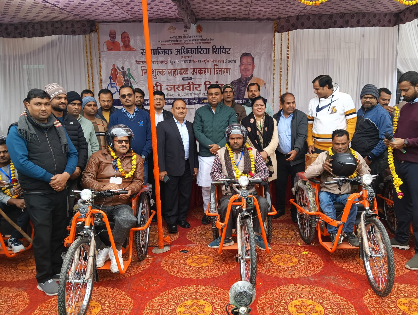 सहायक उपकरण वितरित करते अधिकारीगण सहायक उपकरण वितरित करते अधिकारीगण