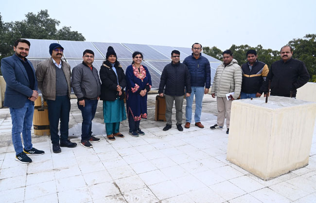 स्कूल में लगाये गए सोलर सिस्टम के साथ मौजूद गणमान्यजन। स्कूल में लगाये गए सोलर सिस्टम के साथ मौजूद गणमान्यजन।